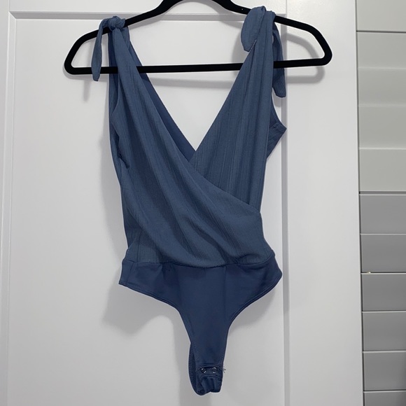Dynamite blue tie shoulder bodysuit size XS - Picture 3 of 5